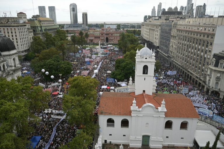 Argentinos tomam as ruas em protesto contra Milei e em homenagem às vítimas da ditadura