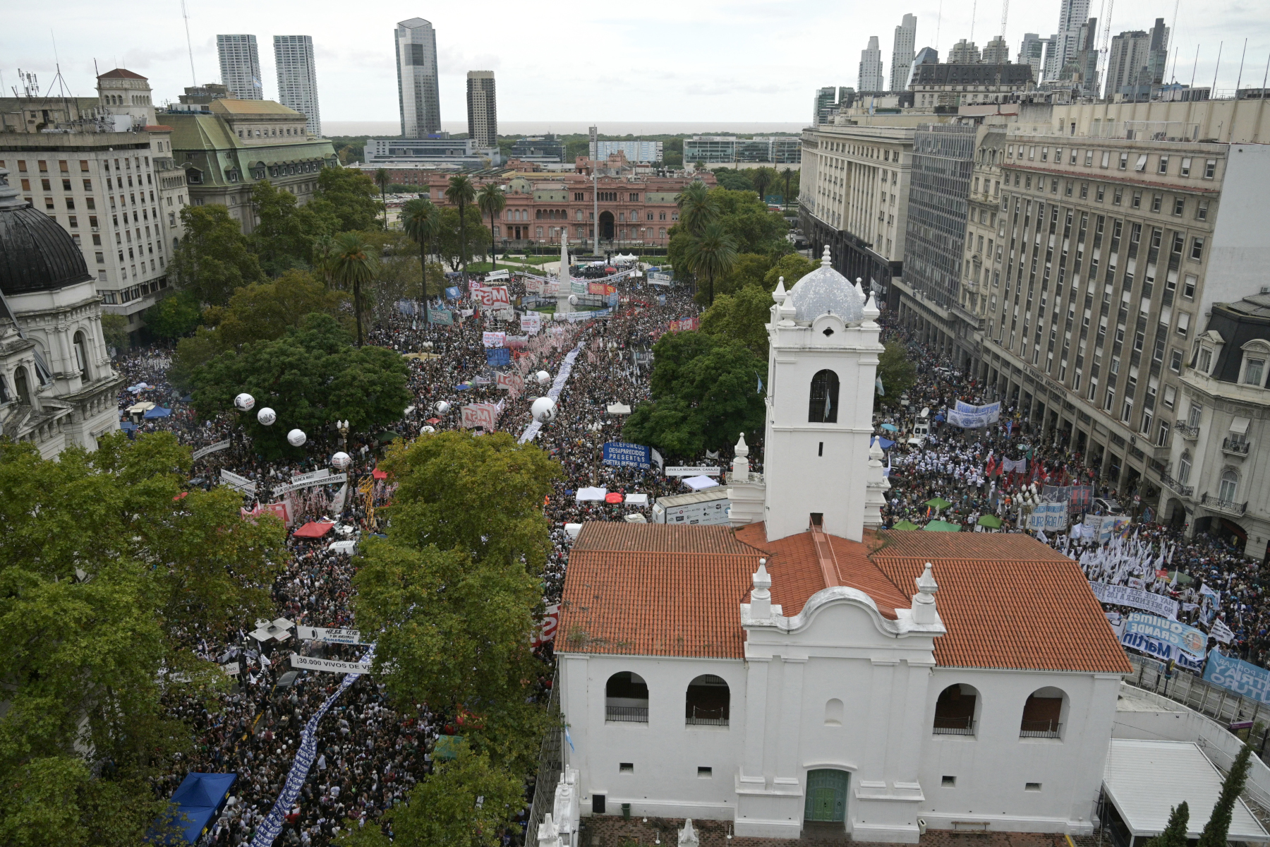 Milhares de pessoas se reúnem na Praça de Maio, em Buenos Aires, para lembrar o 49º aniversário do golpe militar de 1976, que deu início às ditadura na Argentina, e protestar contra o governo de Javier Milei, em 24 de março de 2025