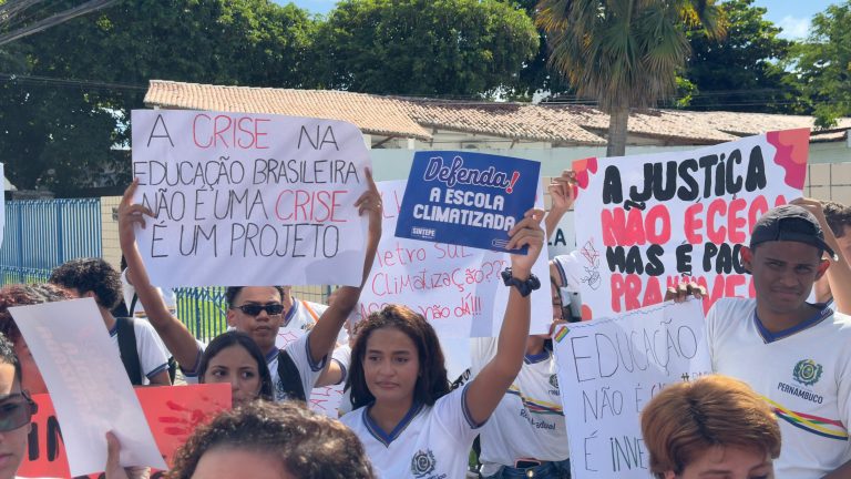 Mais um protesto de estudantes cobra do Governo de Pernambuco ar condicionado nas escolas