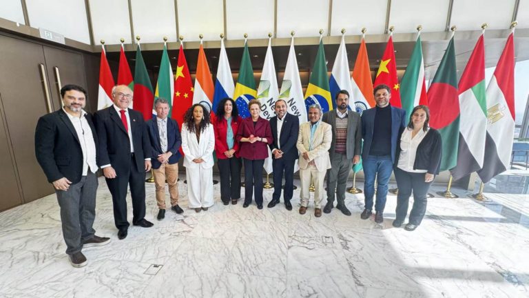 Parlamentares do MST se reúnem com Dilma Rousseff na China para fortalecer parceria com Brics