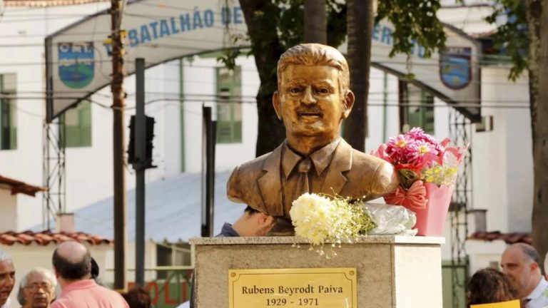 Ato vai marcar 10 anos do busto de Rubens Paiva em frente ao antigo DOI-Codi no Rio de Janeiro