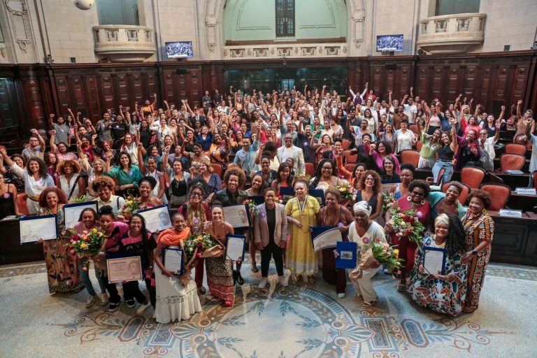 Ana Maria Gonçalves recebe Medalha Tiradentes em sessão feminista na Alerj