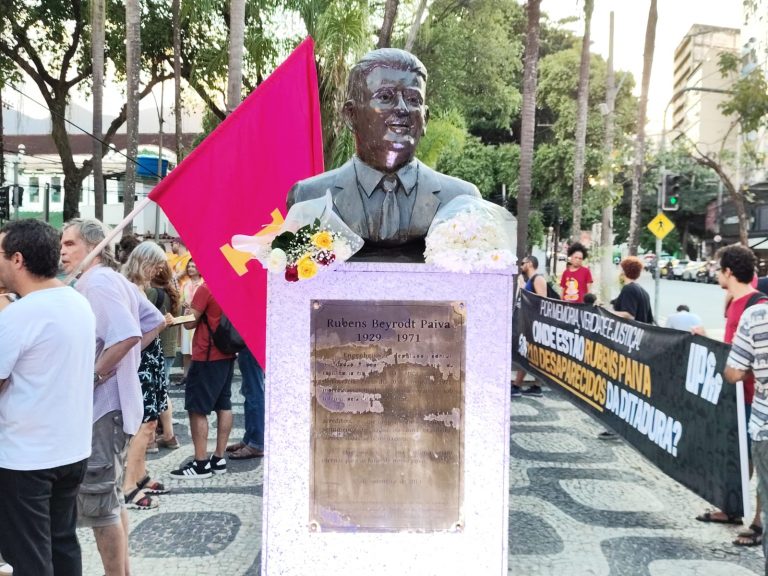 Um dia após Bolsonaro virar réu, militância de esquerda do Rio celebra memória de Rubens Paiva