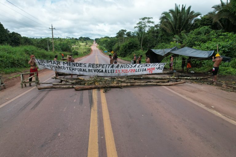 Caminhoneiros atacam indígenas que ocupam rodovia Transamazônica contra o Marco Temporal