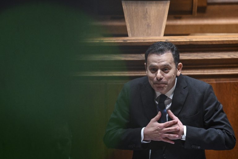 Governo de centro-direta cai  em Portugal com voto de desconfiança apoiado por socialistas e ex