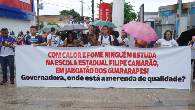 Estudantes protestam por climatização de salas de aula em Pernambuco