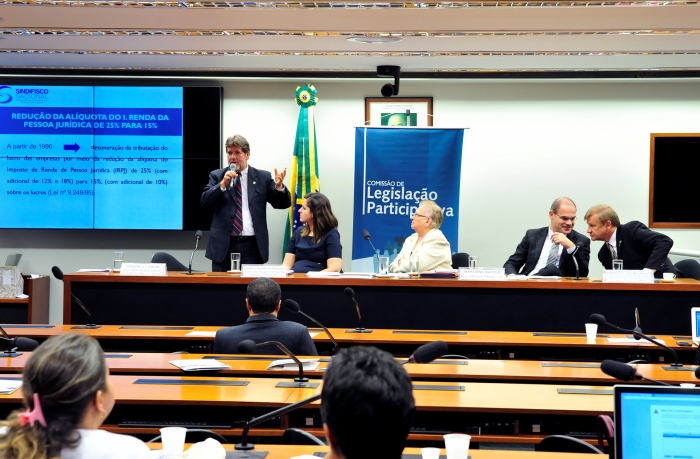 Isenção do IR para quem ganha até R$ 5 mil coloca país no caminho da tributação justa da renda