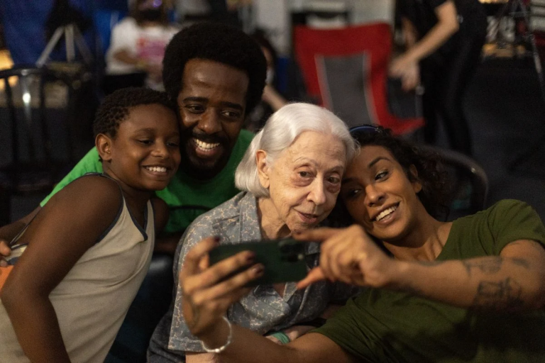Fernanda Montenegro pede que Ricardo Nunes não despeje Teatro de Contêiner no Centro de SP