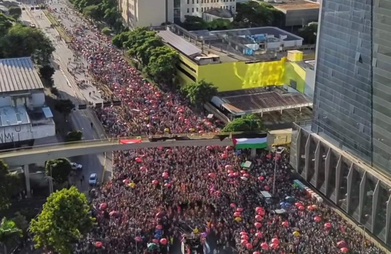 Cortejo do ‘Então, Brilha!’ defende cuidado com a Terra com MST e bandeira da Palestina nas ruas de BH