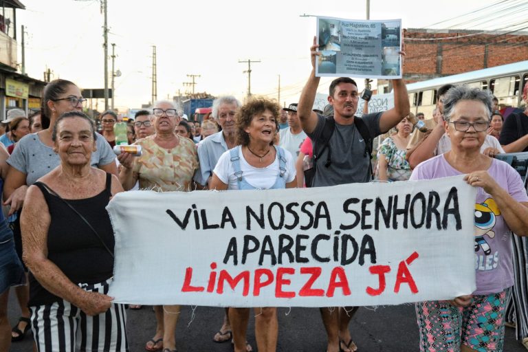 Moradores do Sarandi, em Porto Alegre, protestam contra alagamentos que persistem 10 meses após a enchente