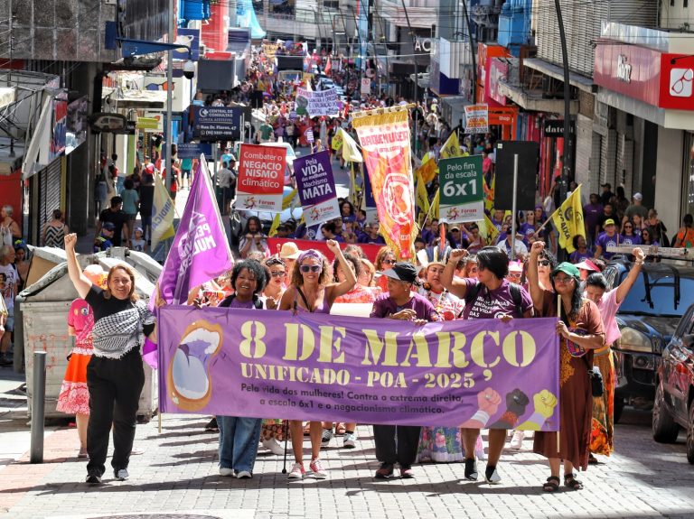 8M: Mulheres dizem não a todas as formas de violências em caminhada pelas ruas de Porto Alegre