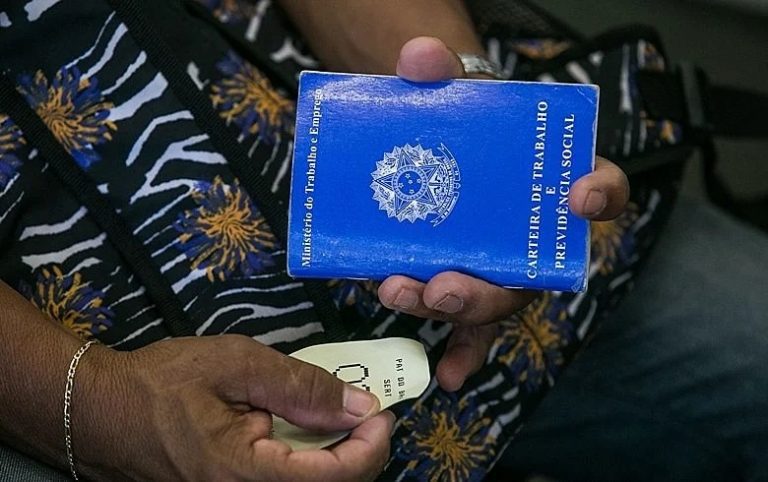 Saúde mental e trabalho: quem pensa nas mulheres negras?