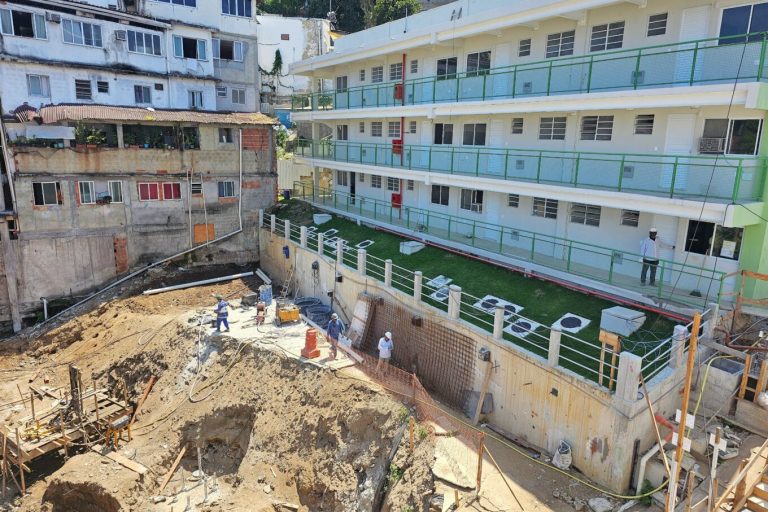 Obras do Morar Carioca vão beneficiar famílias da comunidade Chapéu Mangueira, zona sul do Rio