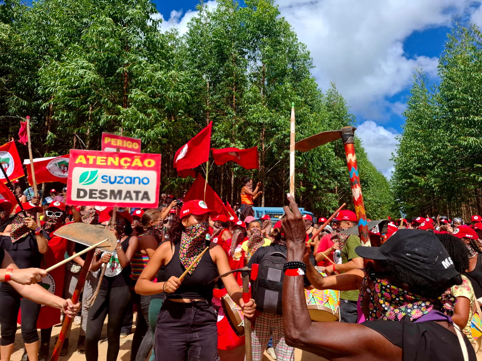 Protesters denounce problems caused by eucalyptus monoculture, such as aerial spraying of pesticides and concentration of land ownership