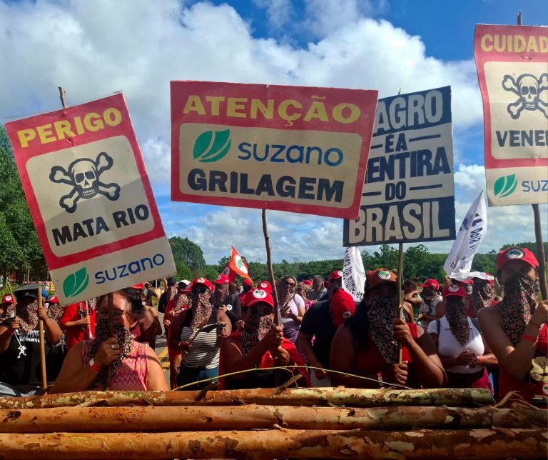 Mulheres do MST bloqueiam rodovia no ES e demandam terras da Suzano para reforma agrária