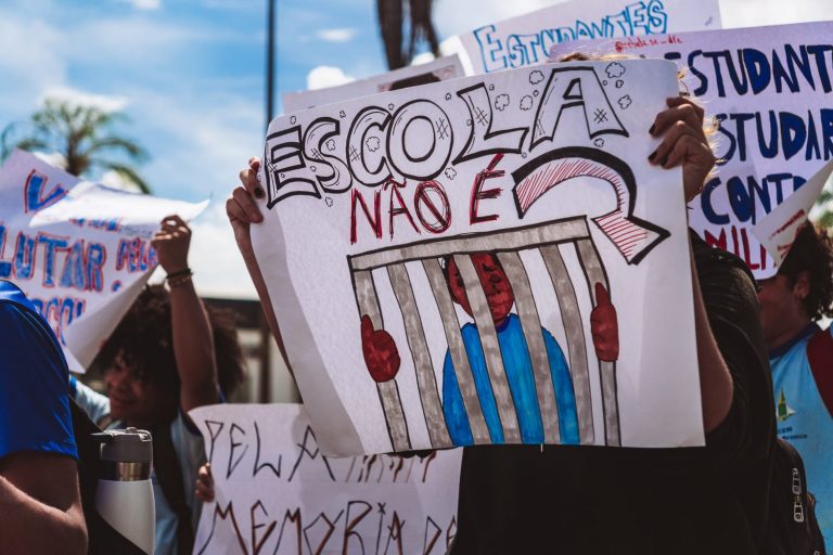 Estudantes ocupam Regional de Ensino e protestam contra militarização de escolas no DF