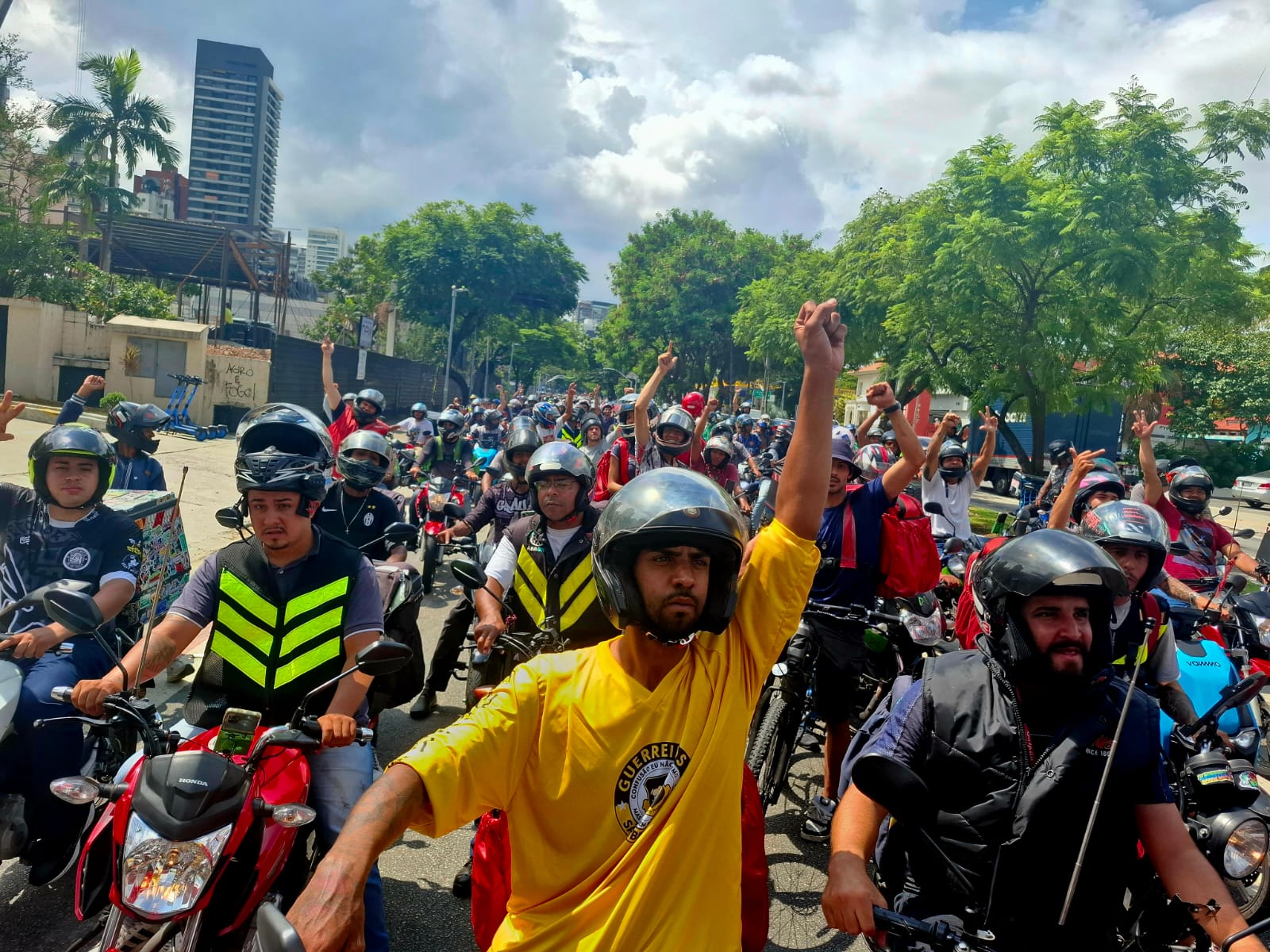 After occupying an entire stretch of Paulista Avenue, while people on the sidewalks gestured in approval, the delivery workers parked in front of Masp (Art Museum of São Paulo).