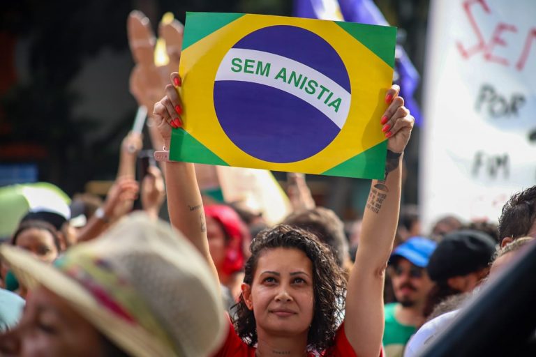 'O que nos inspira é a democracia': militantes vão às ruas contra PL da anistia 