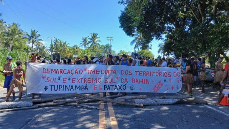 No sul da Bahia, indígenas ocupam rodovias contra marco temporal e aumento da violência