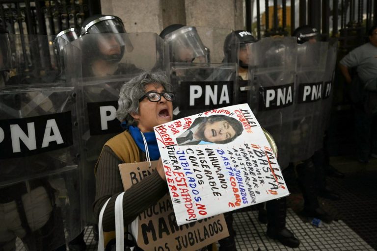 Polícia reprime duramente marcha de aposentados e torcidas organizadas na Argentina