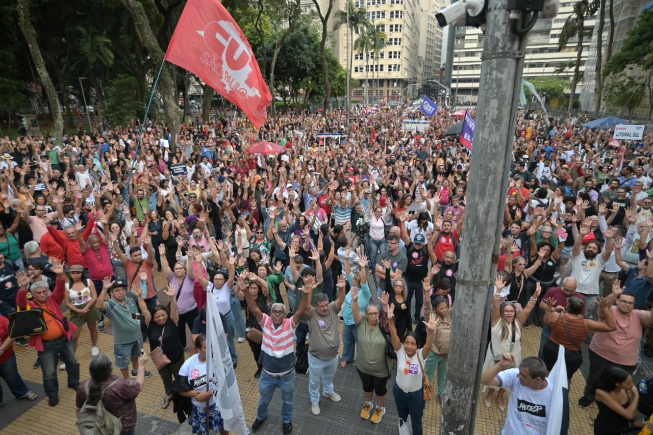 Cerca de 5 mil professores da rede estadual de São Paulo se reuniram em assembleia na tarde desta sexta-feira (21)