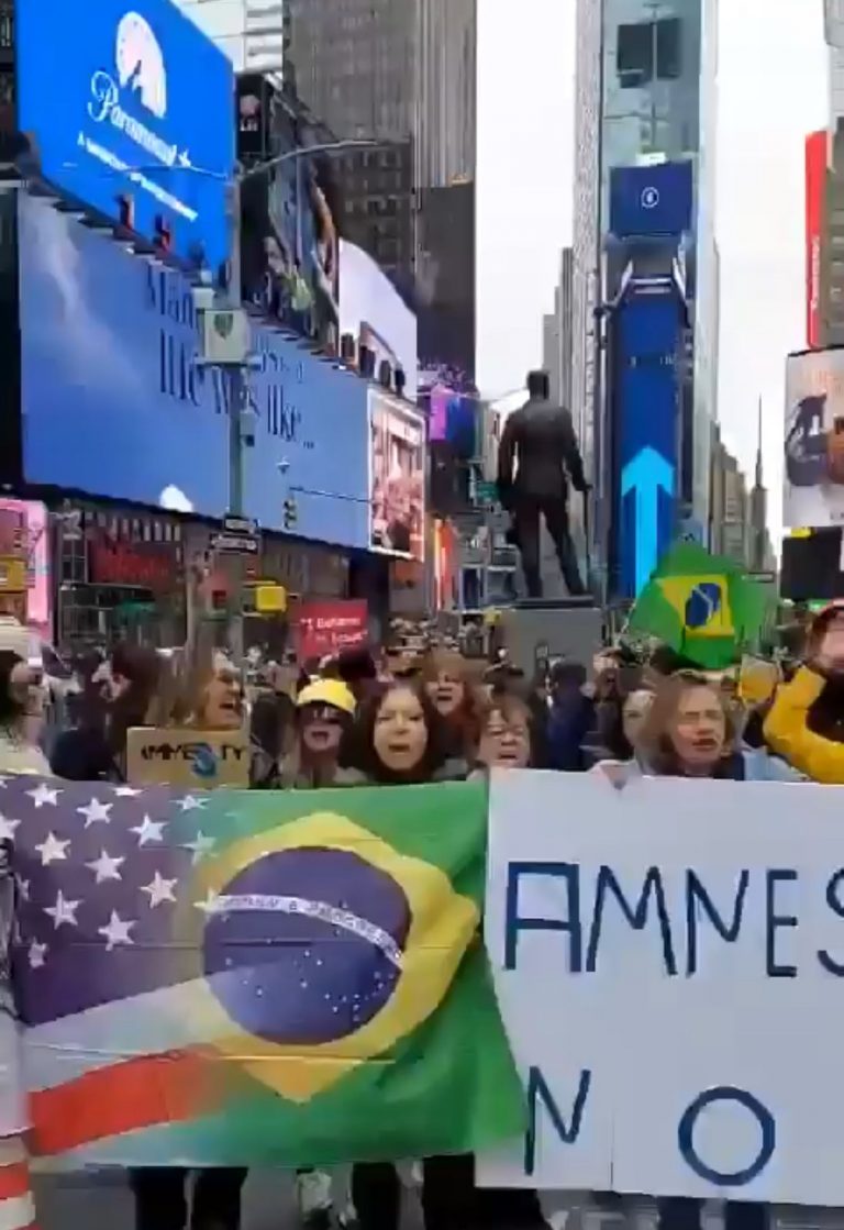 Ato pró-Bolsonaro promovido por Eduardo Bolsonaro em Nova Iorque tem apenas 20 pessoas