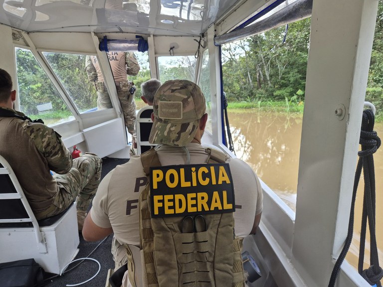 Operação Xapiri para combater organizações criminosas que atuam no garimpo ilegal, no leito do Rio Madeira, em Borba (AM)