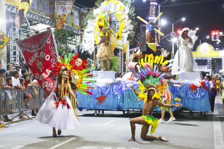 Resistência e tradicional marcam os desfiles de carnaval na av. Domingos Olímpio, em Fortaleza