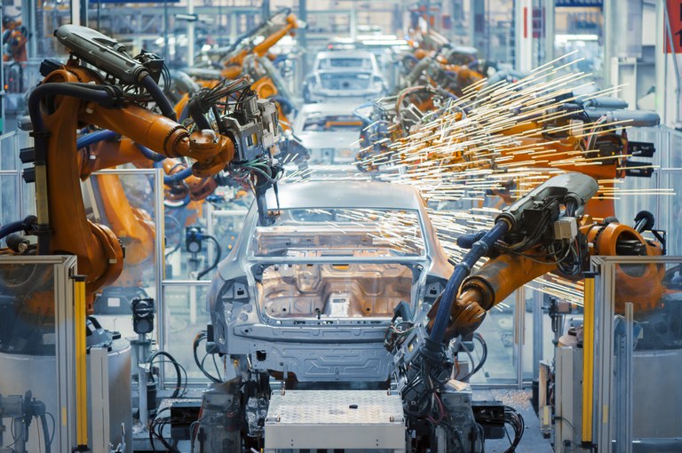 linha de montagem de uma fábrica de automóveis