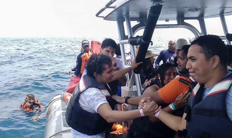 42 turistas são resgatados após naufrágio na Colômbia