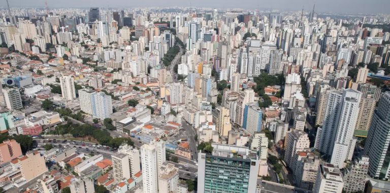 Cidades ganharam mais prédios que o necessário para demanda, mas crise habitacional persiste