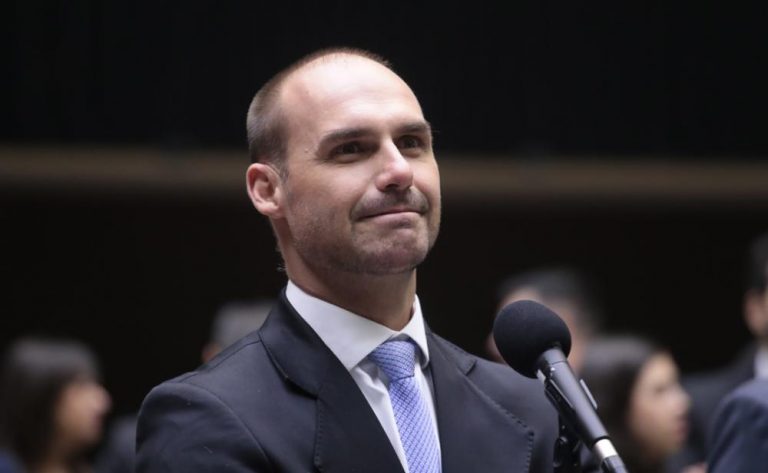 'Tiro no pé': deputados avaliam licença parlamentar de Eduardo Bolsonaro e ida para os EUA 