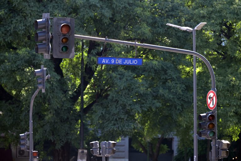 Com aumento da tarifa em 400% no governo Milei, apagão afeta mais de 600 mil pessoas em Buenos Aires