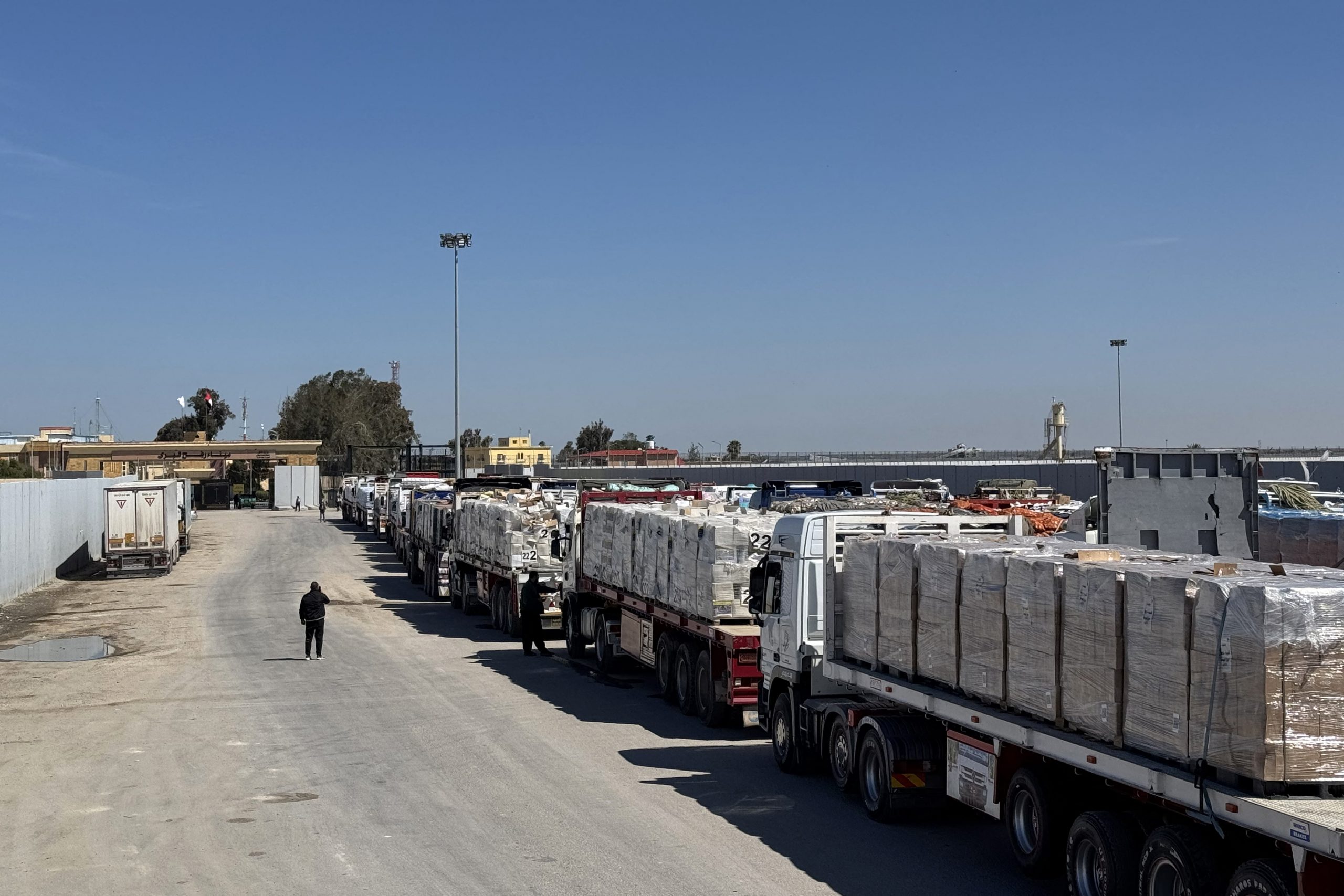 Caminhões com mantimentos fazem fila no lado egípcio da travessia de Rafah após Israel proibir a entrada de ajuda humanitária em Gaza