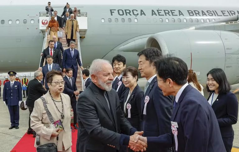 Lula chega ao Japão para fortalecer relações comerciais em meio ao tarifaço de Trump 