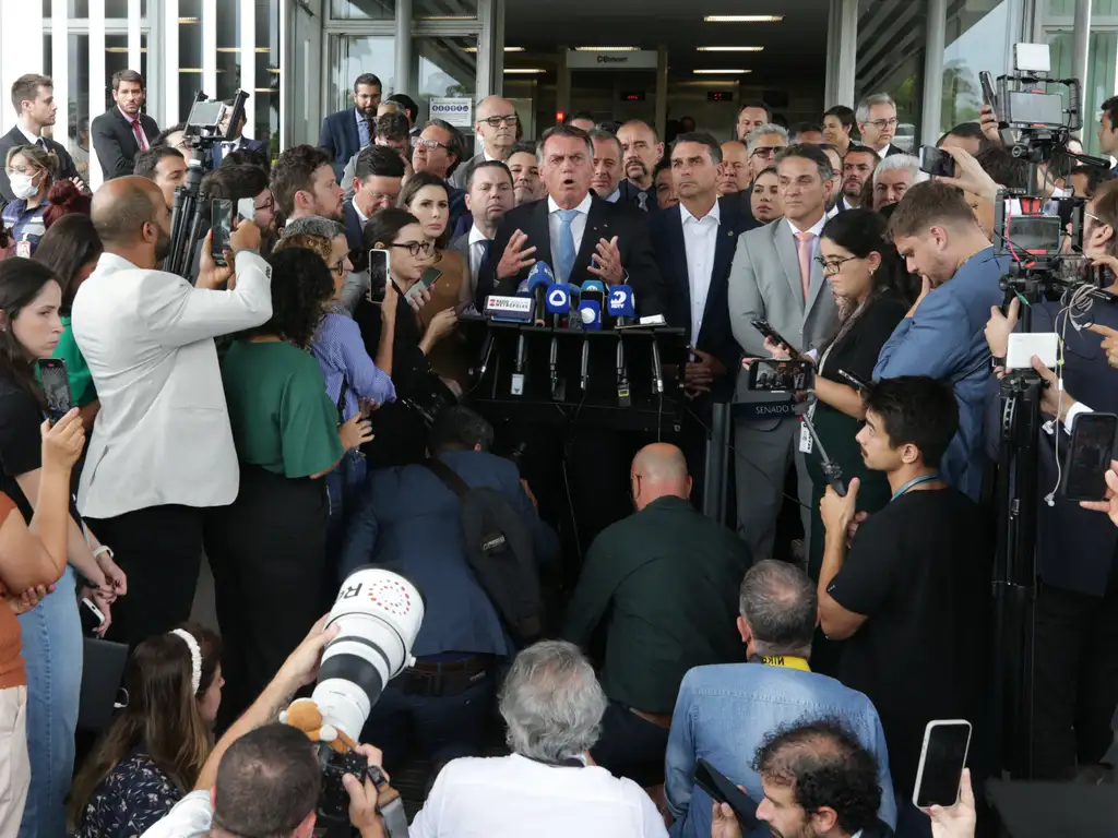 jair bolsonaro concede coletiva em meio a apoiadores políticos