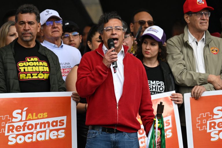 Presidente da Colômbia acusa ex-ministro de traição após áudios que sugerem tentativa de golpe