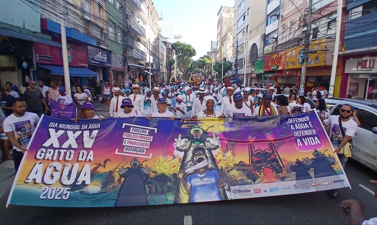 Manifestação do 25° Grito pela Água teve início na praça do Campo Grande e seguiu pela Avenida Sete de Setembro até a praça Castro Alves, no centro de Salvador (BA)