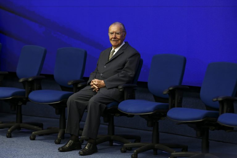 ‘Político oriundo da ditadura que se converteu à democracia’, avalia historiador sobre Sarney