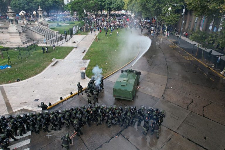 Brasileiro passa mais de 6 horas ‘sequestrado’ pela polícia argentina após marcha contra Milei