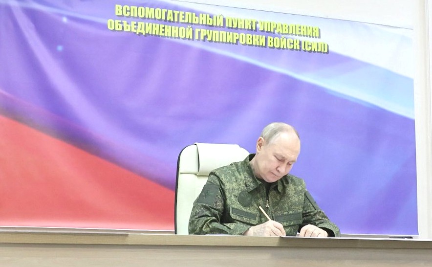 Presidente russo, Vladimir Putin, visita região de Kursk com traje militar em 12 de março de 2025 (Kremlin.ru)