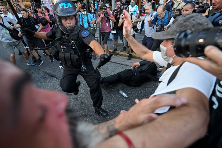 Argentina: torcidas organizadas de futebol se unem a protesto contra corte a aposentados