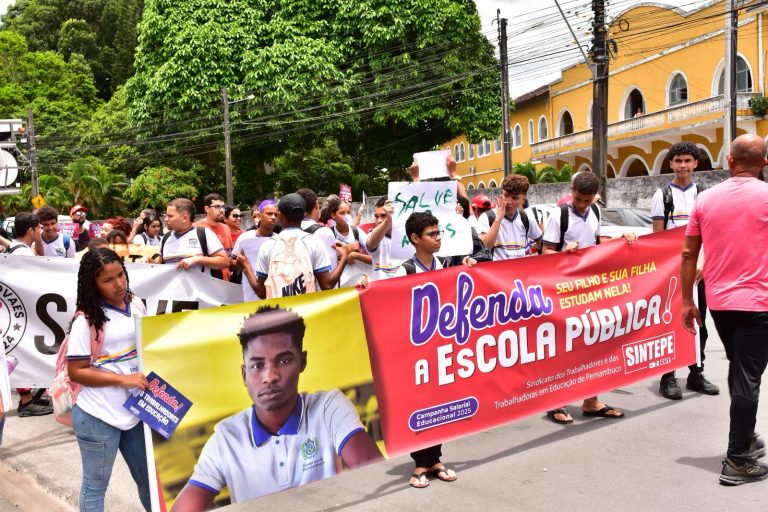 Professores e estudantes cobram reforma e reabertura de escola fechada há um ano no Recife (PE)