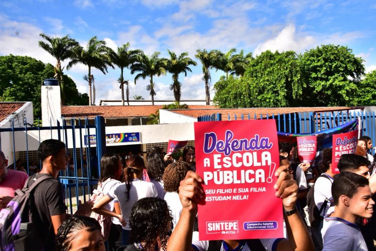 Sem fardamento e kits escolares, estudantes da rede pública de Pernambuco voltam a protestar