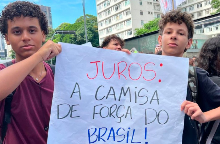 Estudantes da UMES protestam contra o aumento da Selic