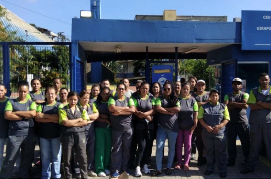 Trabalhadores terceirizados da limpeza fazem paralisação por falta de pagamentos no CEU Uirapuru, no Butantã, zona oeste de São Paulo