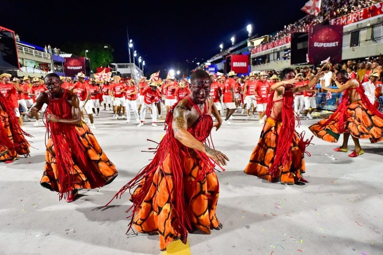 Primeiro desfile das escolas do RJ acontece neste domingo e terá a atual campeã, Unidos do Viradouro