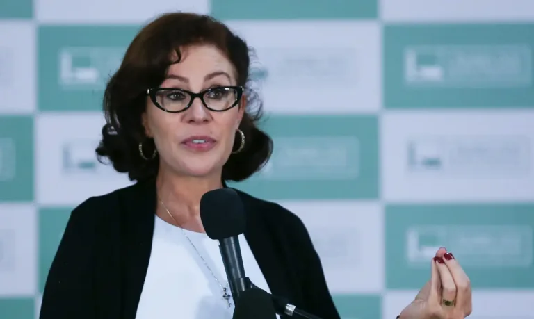 Condenada pelo STF, Carla Zambelli renuncia ao mandato de deputada federal