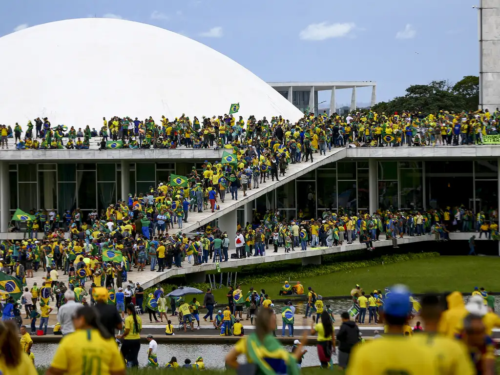 Ao menos 898 pessoas foram responsabilizadas pelo ato de 8/1; aliados de Bolsonaro lutam pela anistia delas