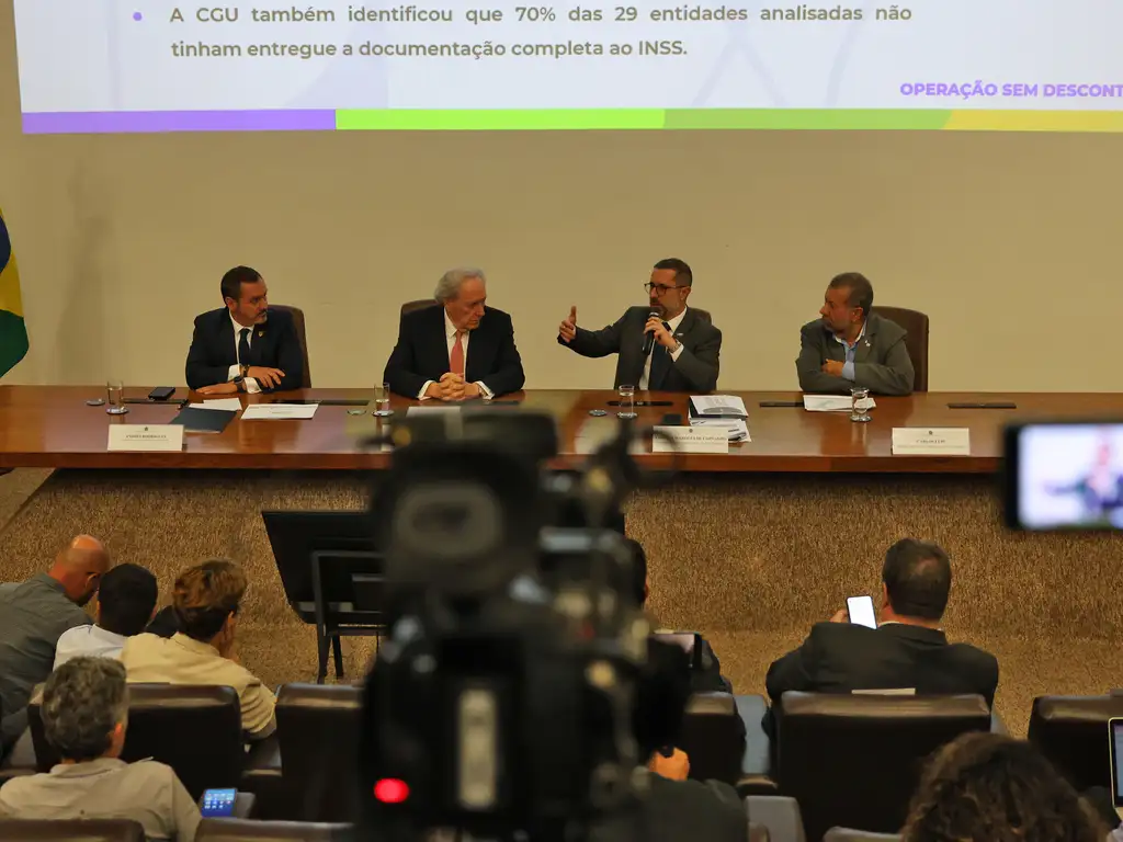 O Diretor Geral da Polícia Federal, Andrei Rodrigues, o ministro da Justiça, Ricardo Lewandowski, o ministro da Controladoria-Geral da União, Vinicius Marques de Carvalho, e o ministro da Previdência Social, Carlos Lupi, durante entrevista coletiva a respeito da Operação Sem Desconto